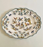 Plat ovale décor grotesque faïence de Moustiers XVIIIè siècle.